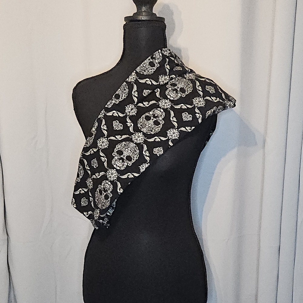 Black & Cream Sugar Skull Capri Leggings – Women’s